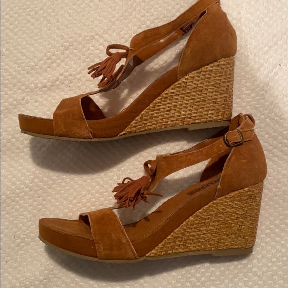 Shoes - Picture 2 of 7